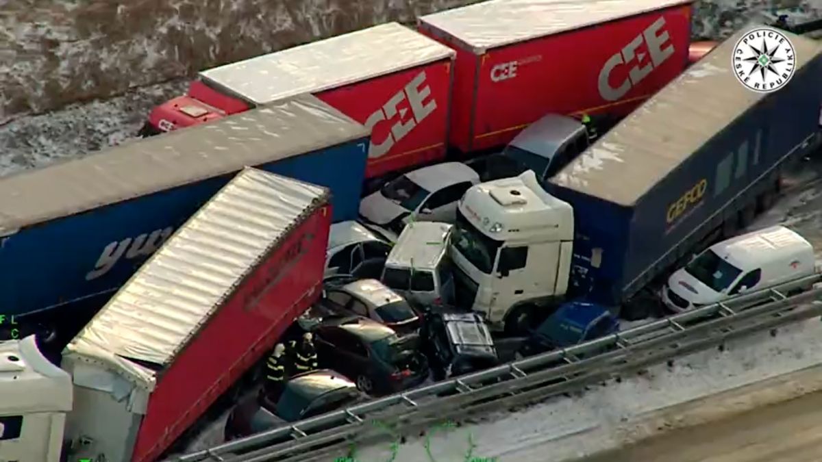 Na dálnici D5 se srazilo 36 aut a kamionů. Nehoda trasu blokovala 11 hodin